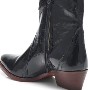 Western boot with appliqué details